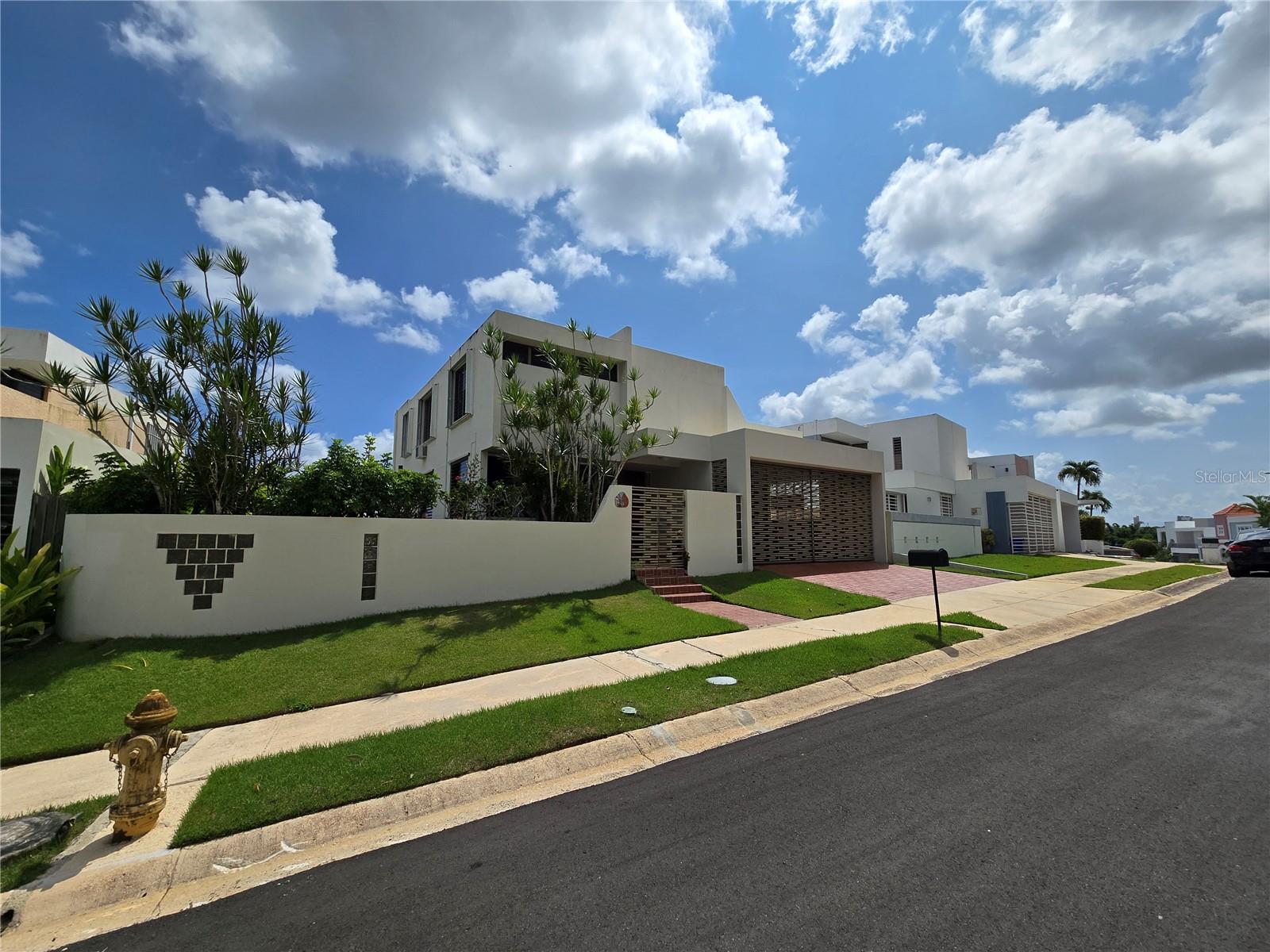 C-10 ISABEL LA CATOLICA ST