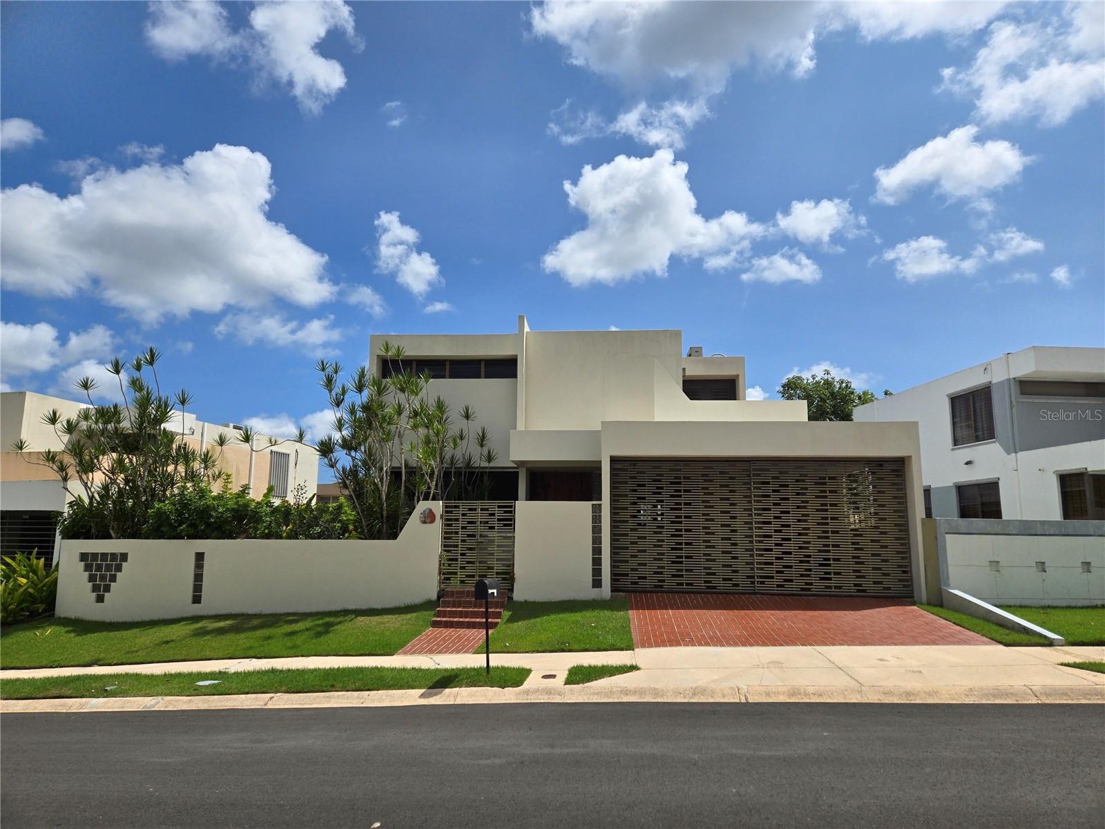 C-10 ISABEL LA CATOLICA ST