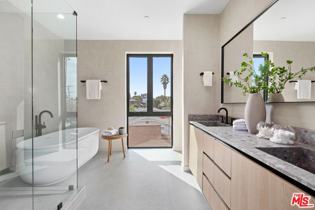 1416 N Mohawk St Echo Park & Silver Lake Los Angeles, 90026 Neyshia Go