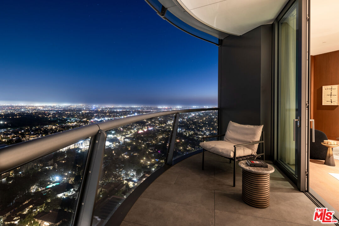 211 W Elm Ct Unit: 8D