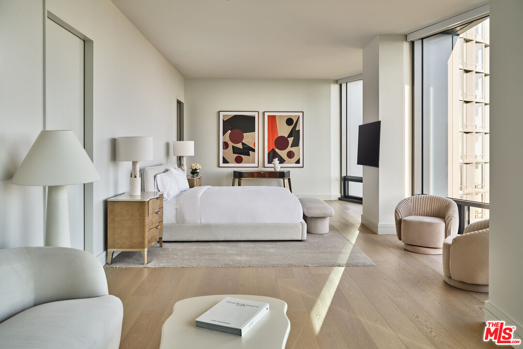 211 W Elm Ct Unit: 8D