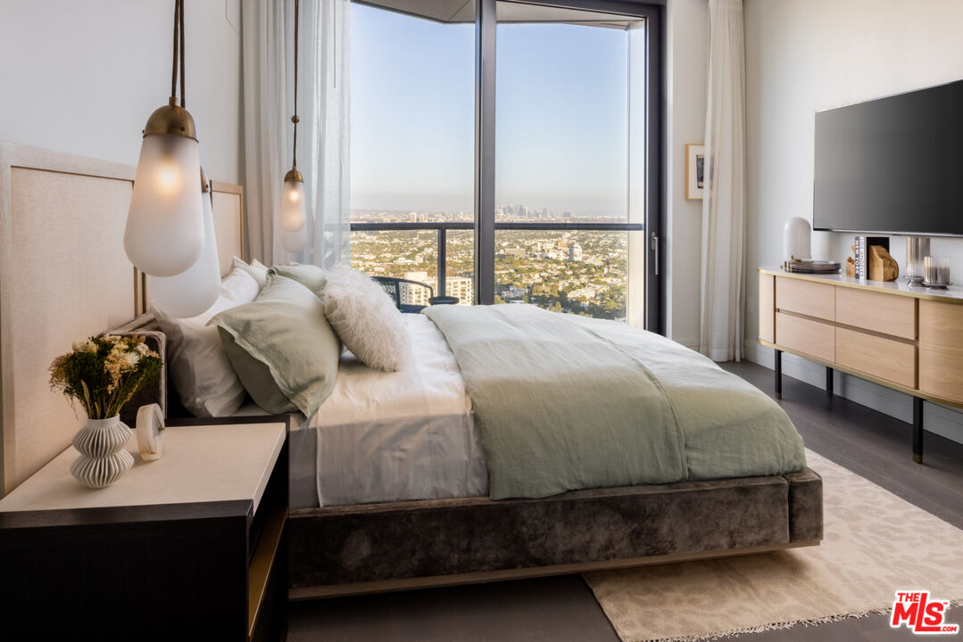 211 W Elm Ct Unit: 8D