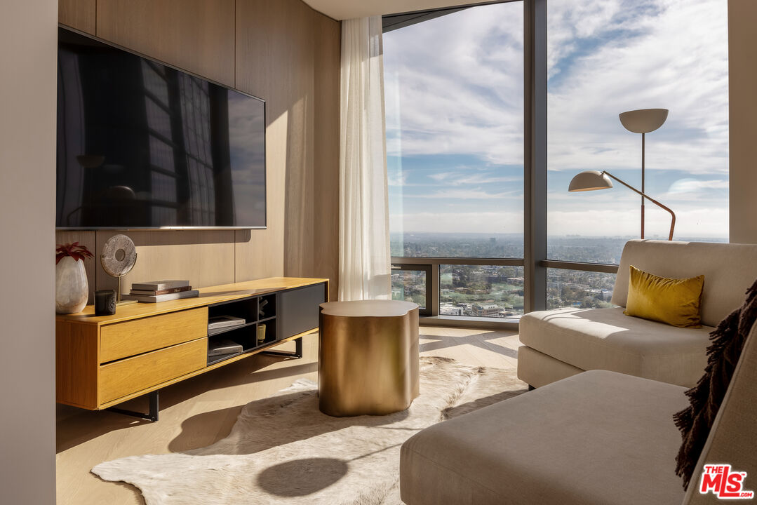 211 W Elm Ct Unit: 29C