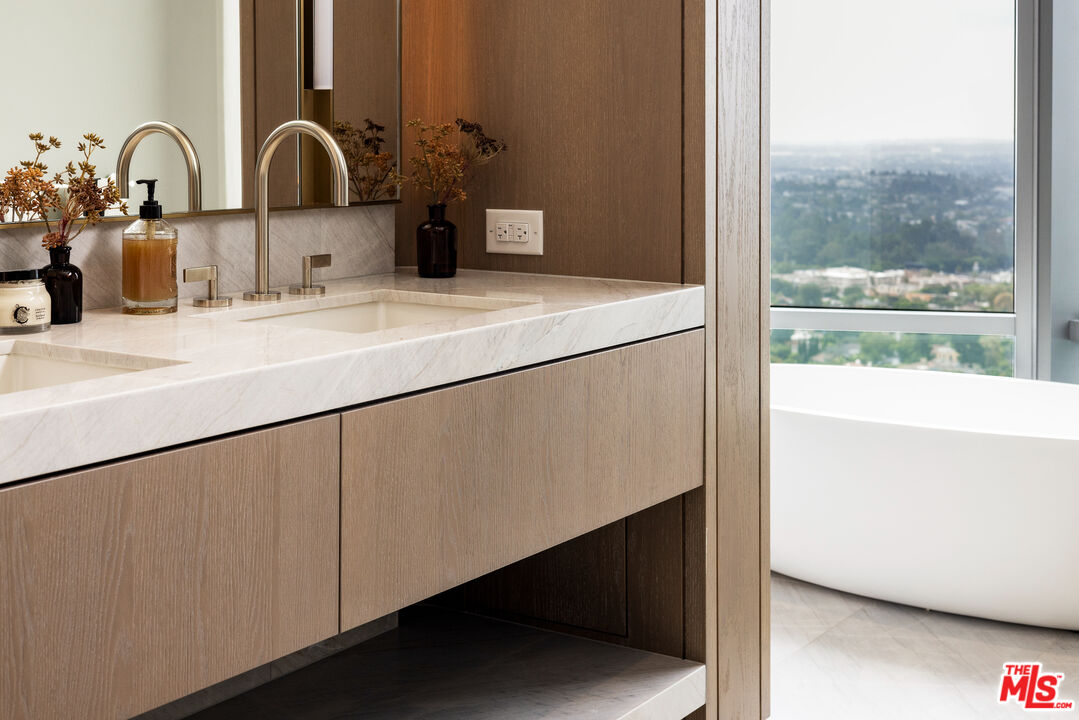 211 W Elm Ct Unit: 29C