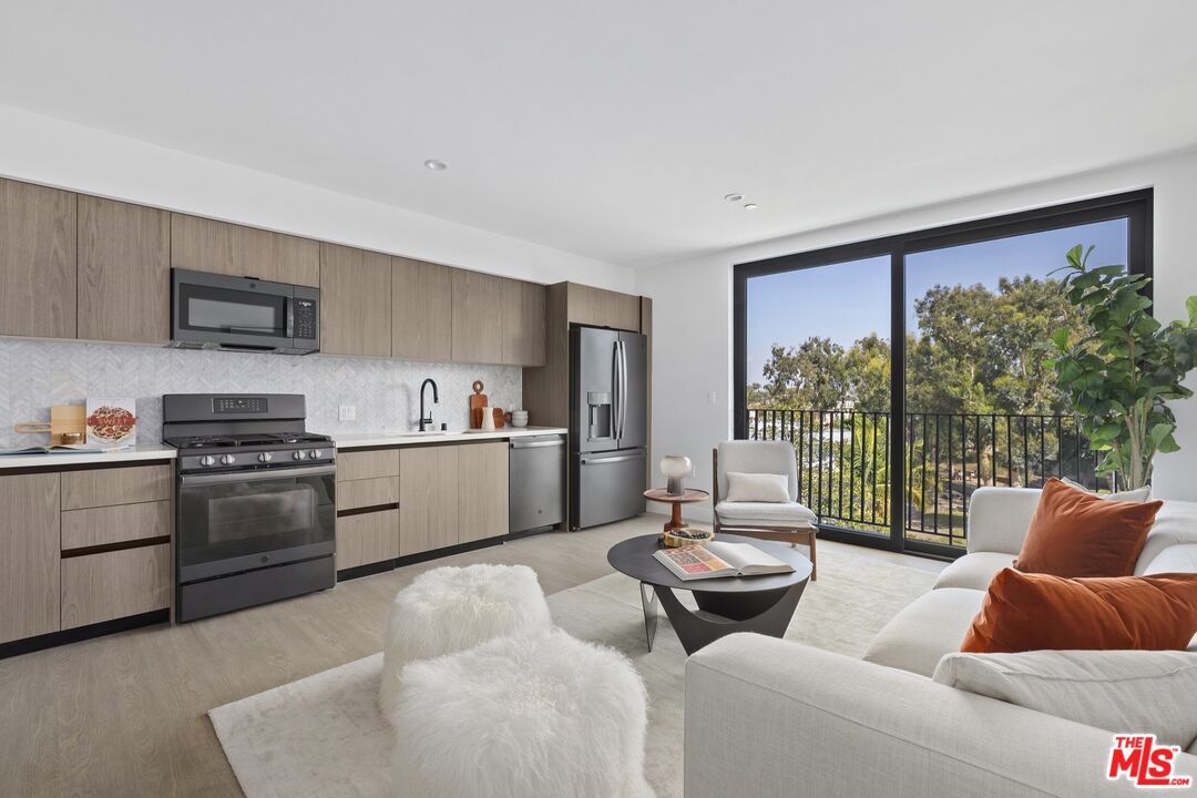 4506 Dockweiler St Unit: 203