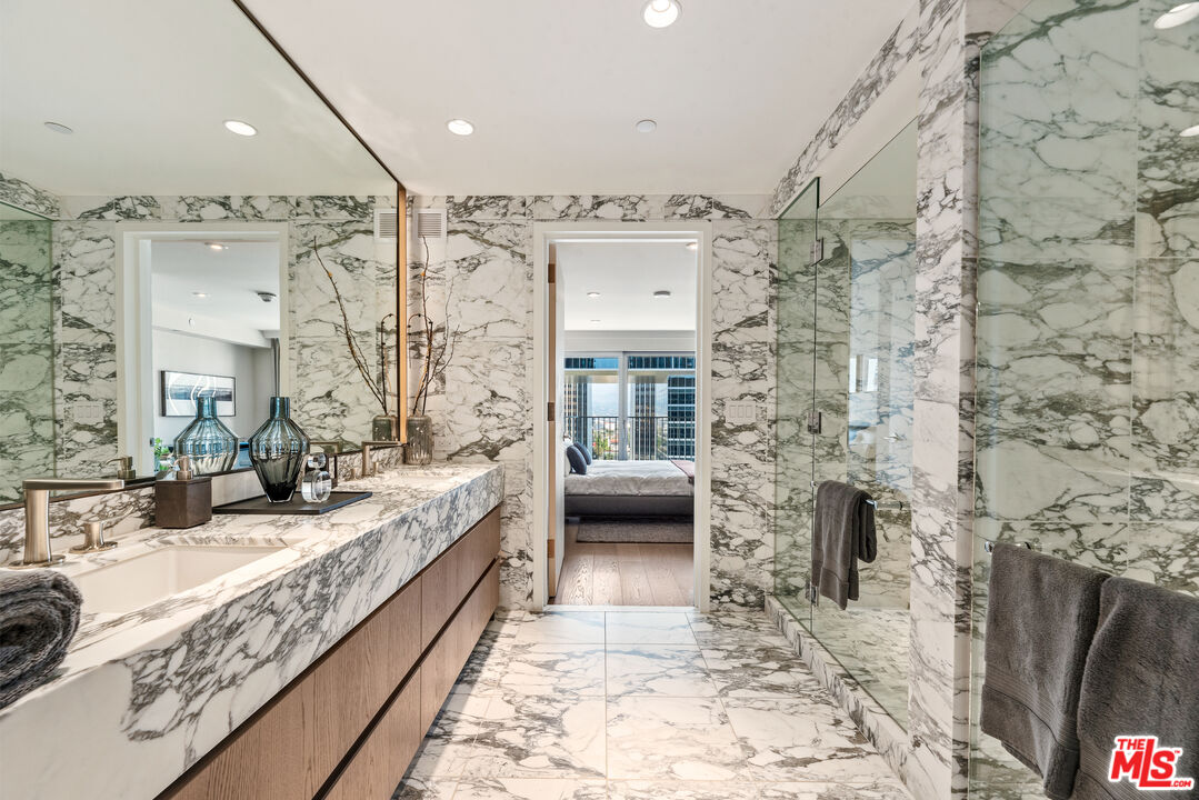 2025 Avenue Of The Stars Unit: 1414