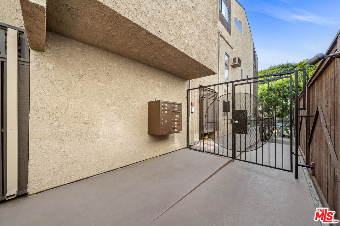 906 N Kings Rd Unit: 7