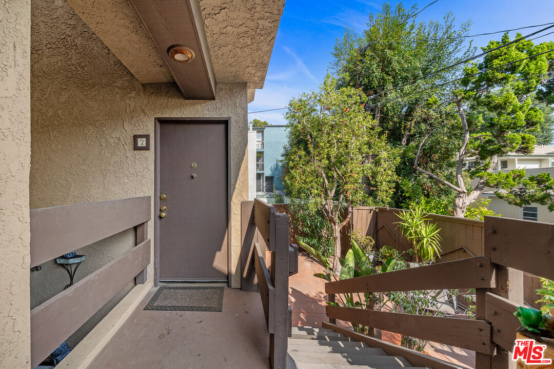 906 N Kings Rd Unit: 7