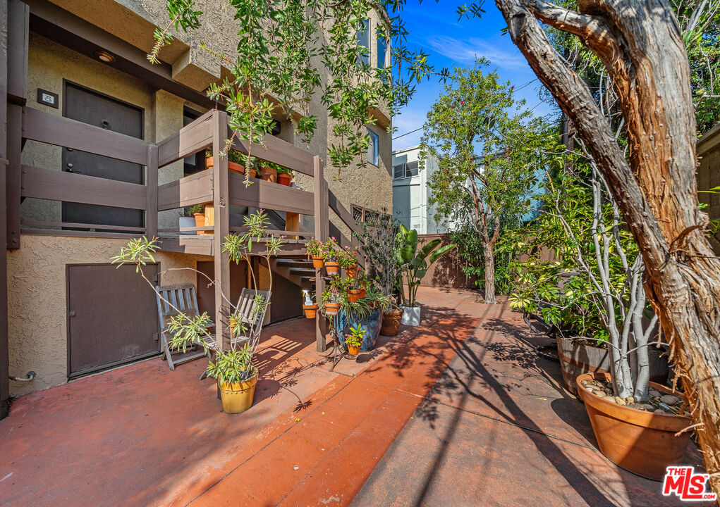 906 N Kings Rd Unit: 7