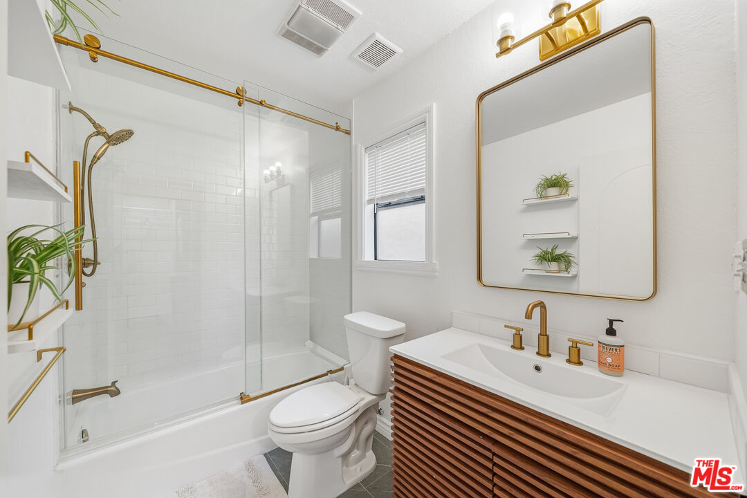 906 N Kings Rd Unit: 7