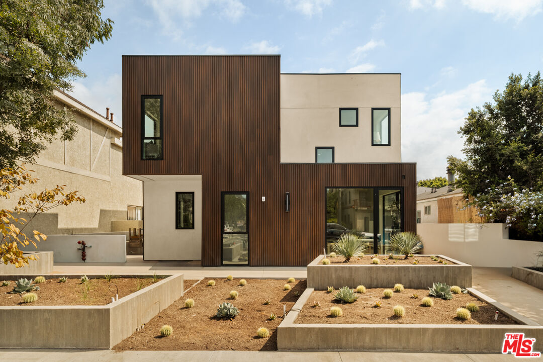 2425 20th St Unit: B