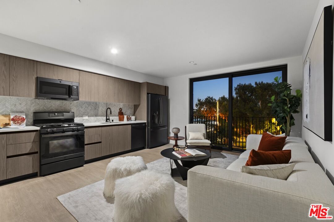 4506 Dockweiler St Unit: 203