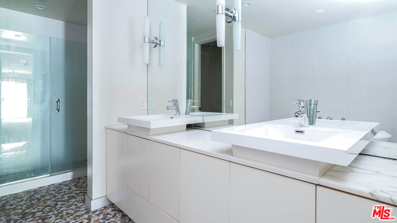 225 S Hamilton Dr Unit: 102