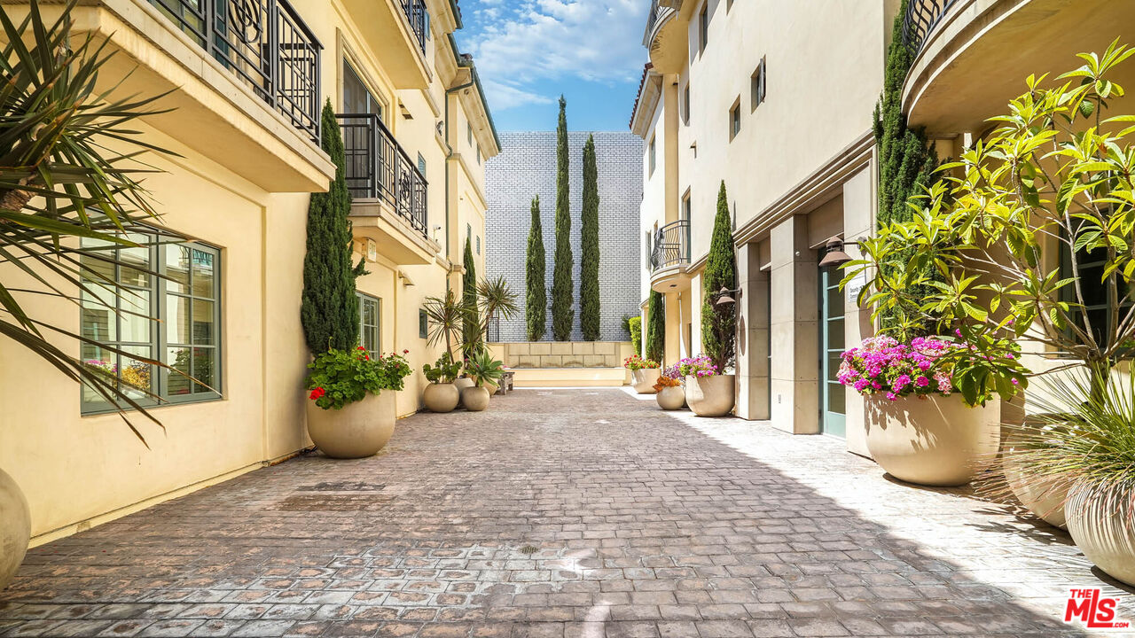 225 S Hamilton Dr Unit: 102