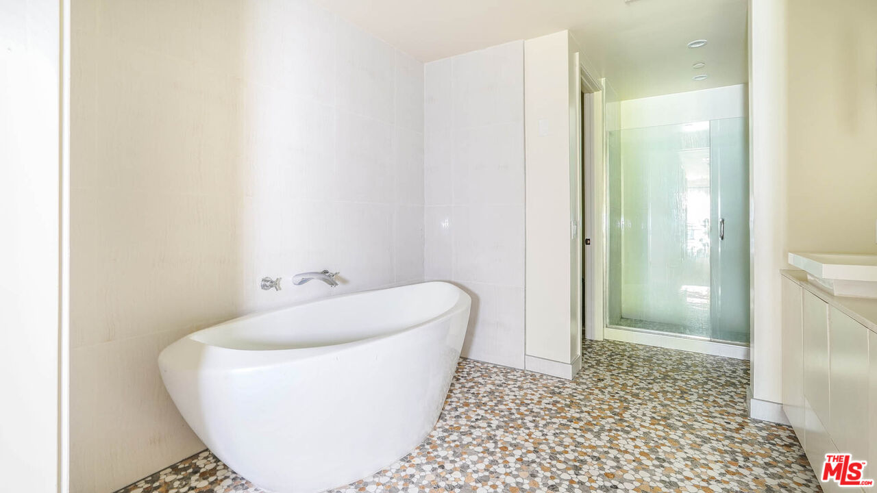 225 S Hamilton Dr Unit: 102