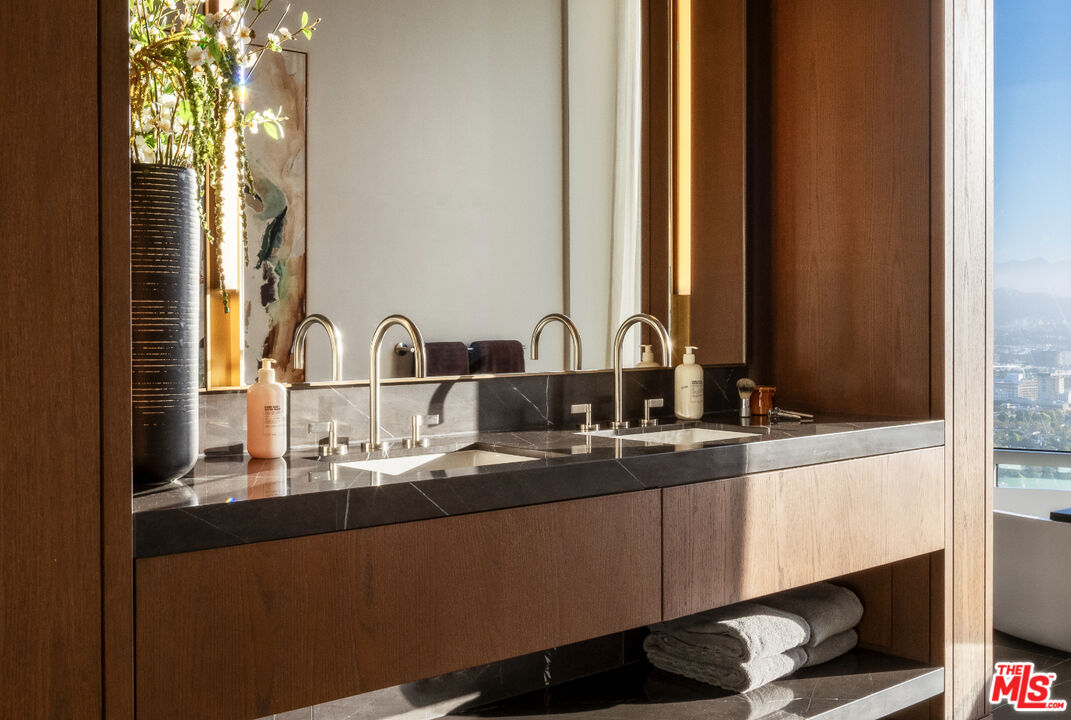 211 W Elm Ct Unit: 5D