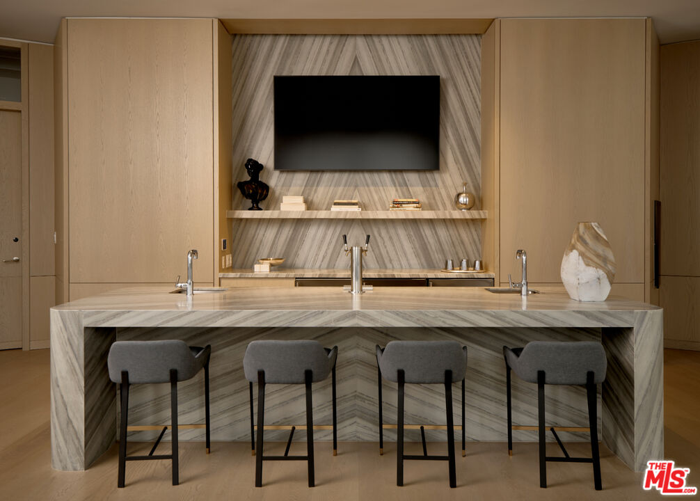 211 W Elm Ct Unit: 5D