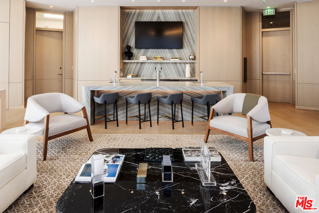 211 W Elm Ct Unit: 5D