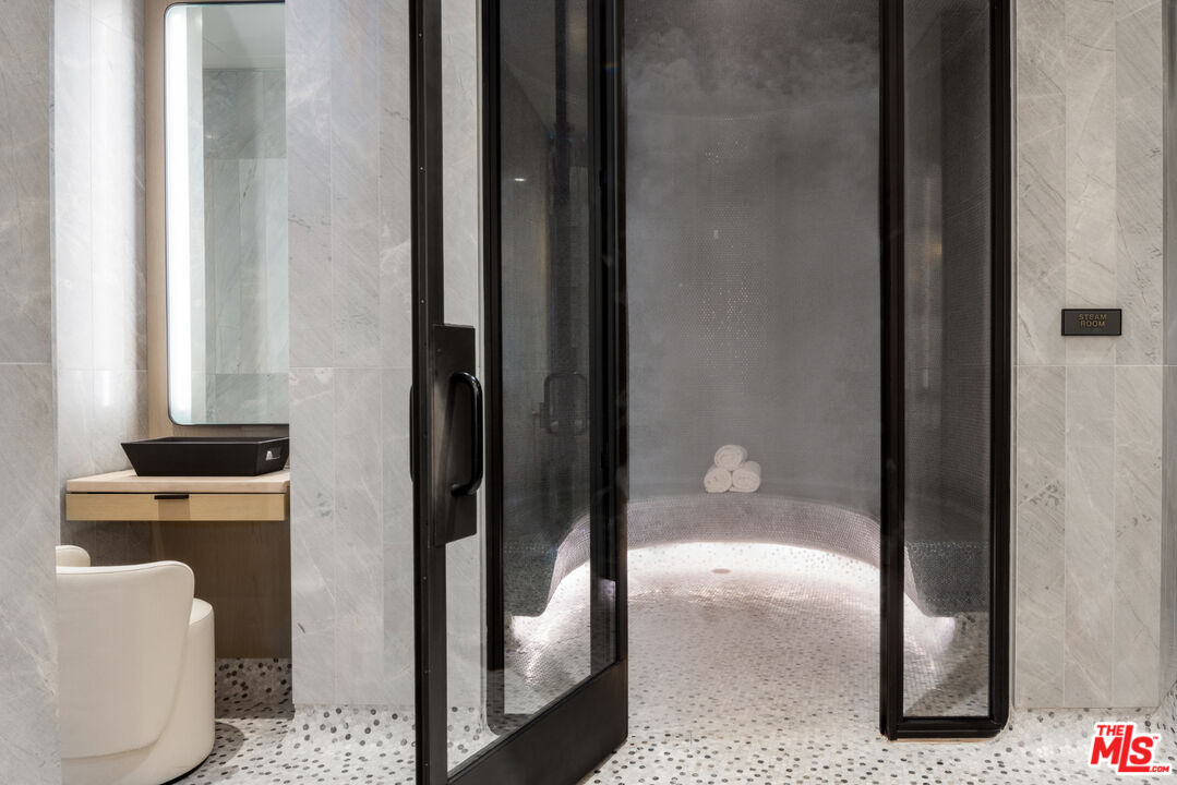 211 W Elm Ct Unit: 5D