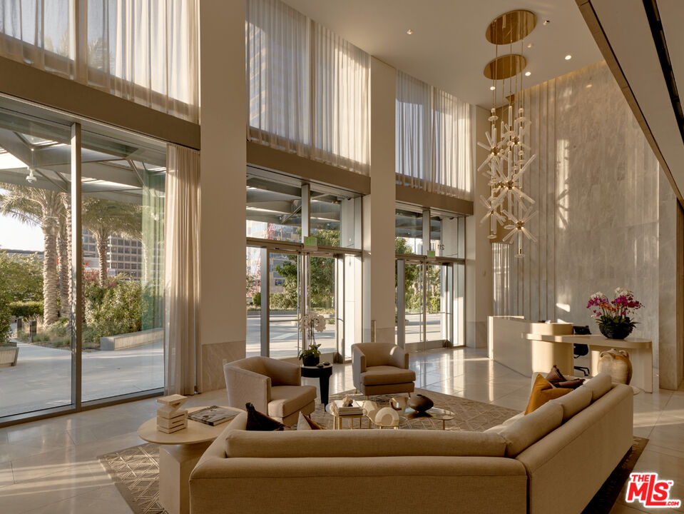 211 W Elm Ct Unit: 5D