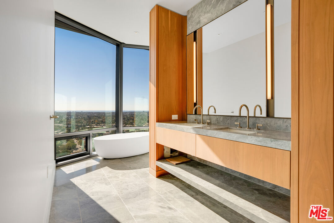 211 W Elm Ct Unit: 16B