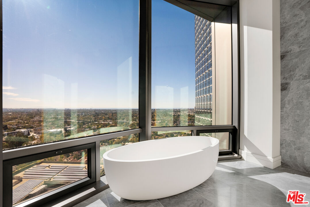 211 W Elm Ct Unit: 16B