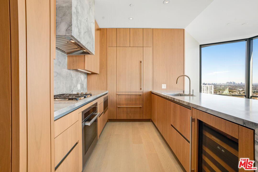 211 W Elm Ct Unit: 16B