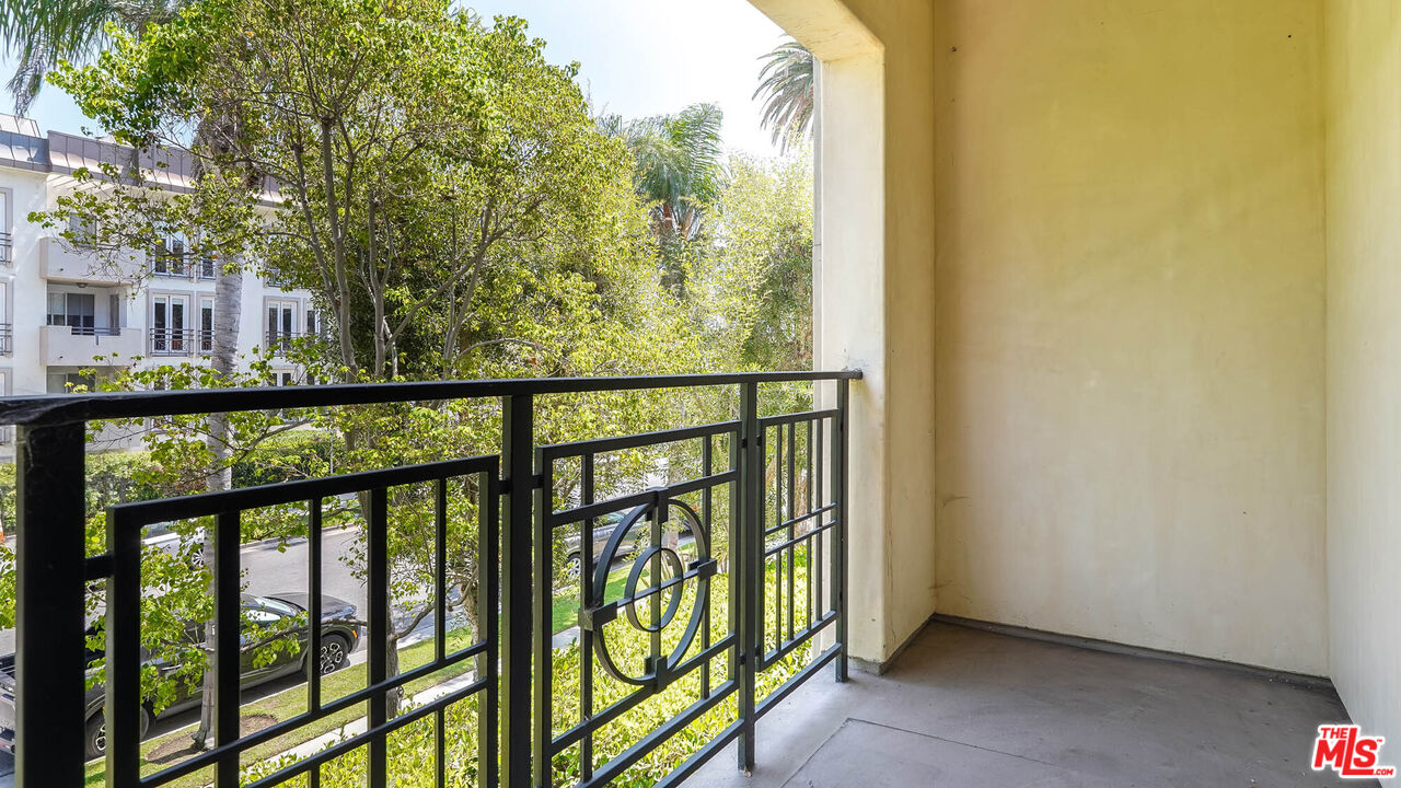 225 S Hamilton Dr Unit: 102