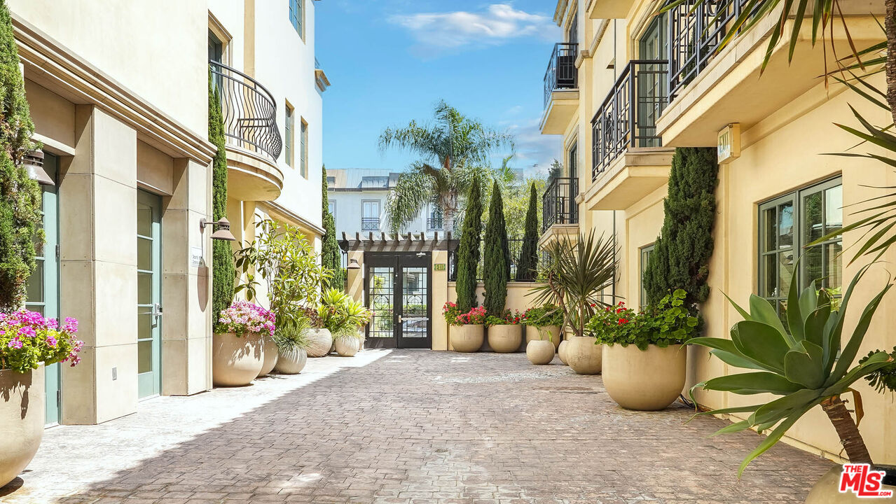 225 S Hamilton Dr Unit: 102