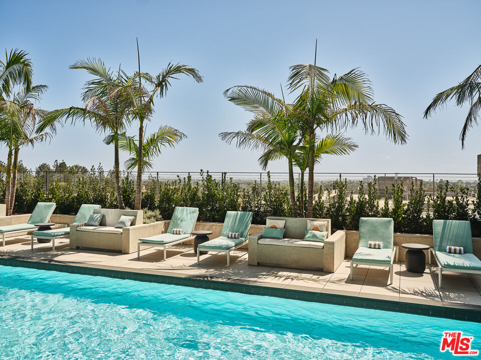 211 W Elm Ct Unit: 6D