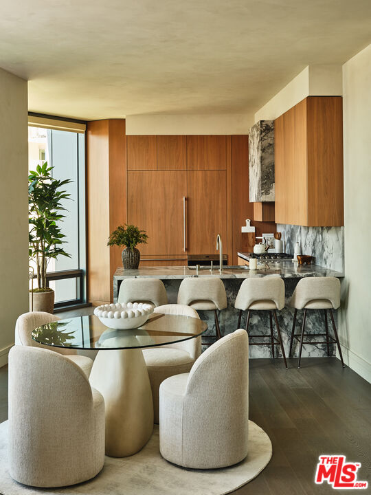 211 W Elm Ct Unit: 8E