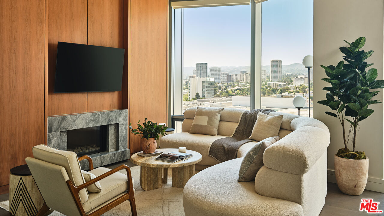 211 W Elm Ct Unit: 8E