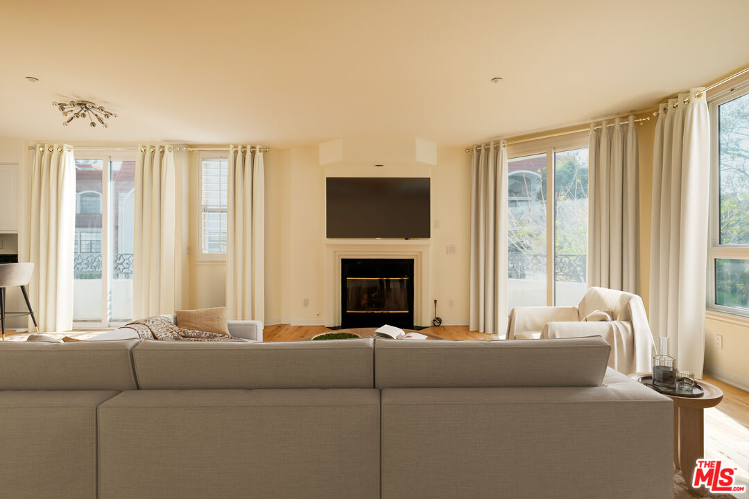 2030 S Bentley Ave Unit: 200