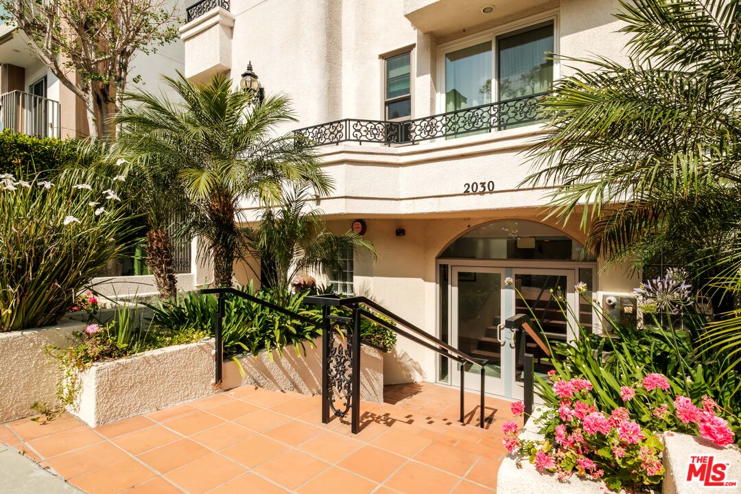 2030 S Bentley Ave Unit: 200