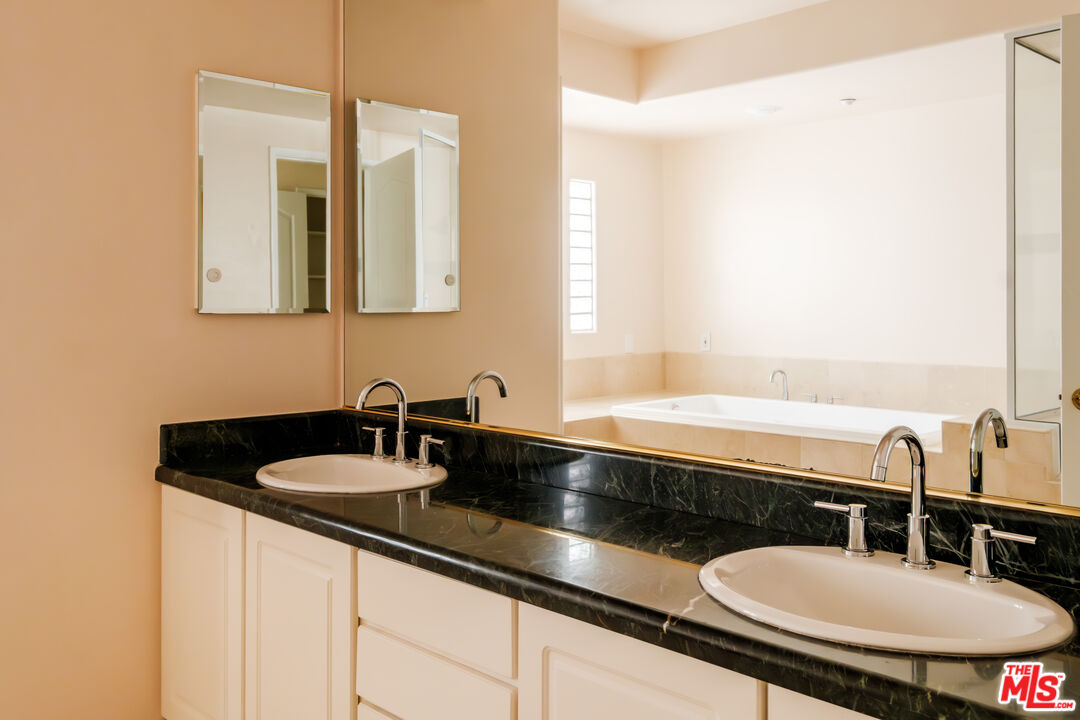 2030 S Bentley Ave Unit: 200