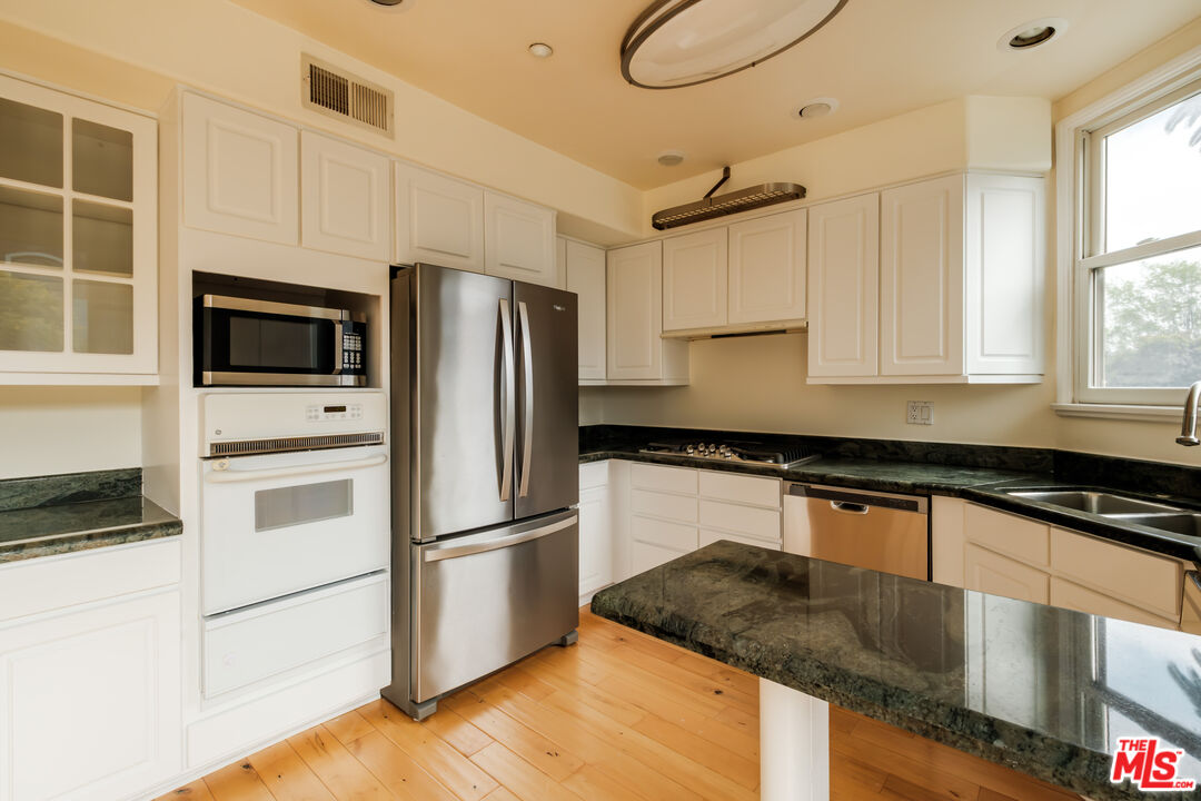 2030 S Bentley Ave Unit: 200