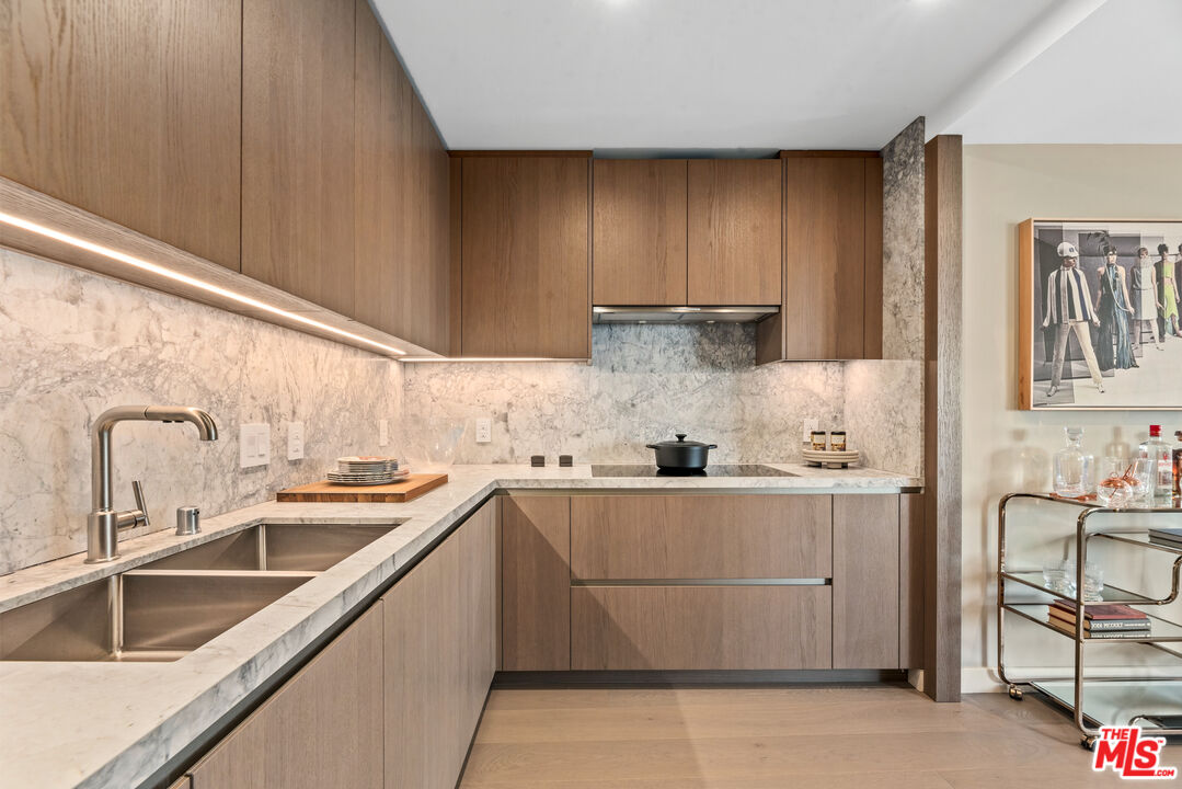 2025 Avenue Of The Stars Unit: 1420