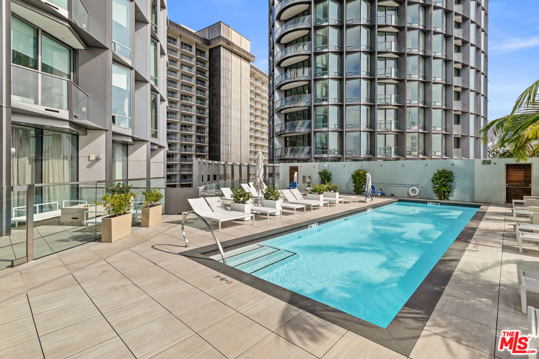 211 W Elm Ct Unit: 14B