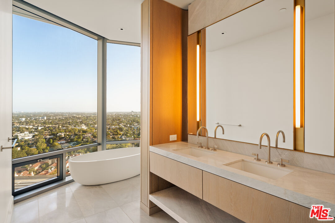 211 W Elm Ct Unit: 14B