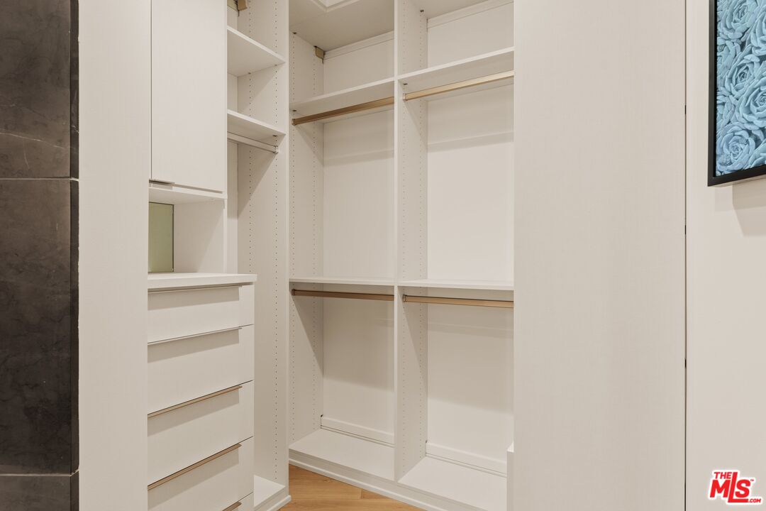 211 W Elm Ct Unit: 13E