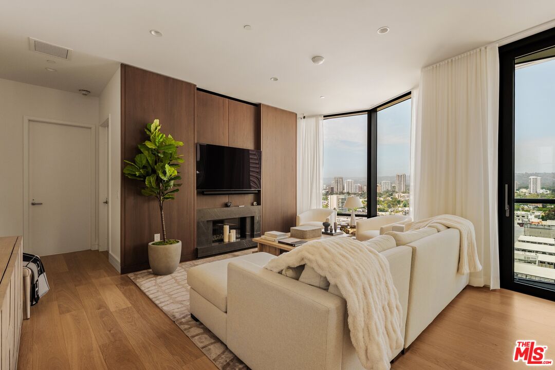 211 W Elm Ct Unit: 13E