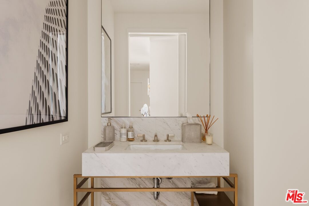 211 W Elm Ct Unit: 13E