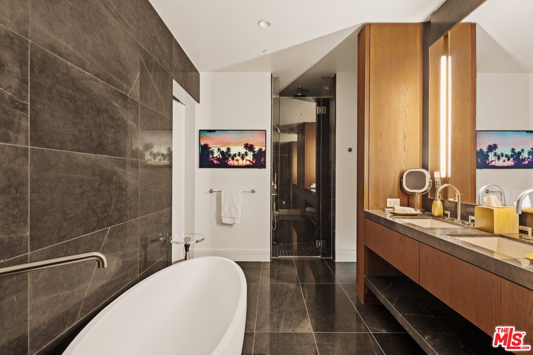 211 W Elm Ct Unit: 13E