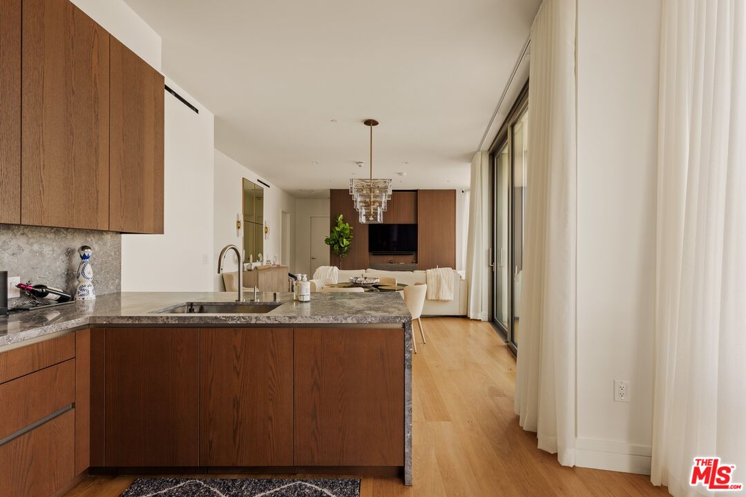 211 W Elm Ct Unit: 13E