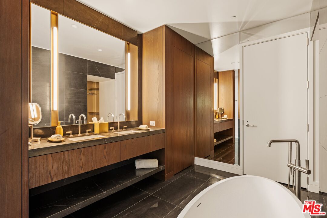 211 W Elm Ct Unit: 13E