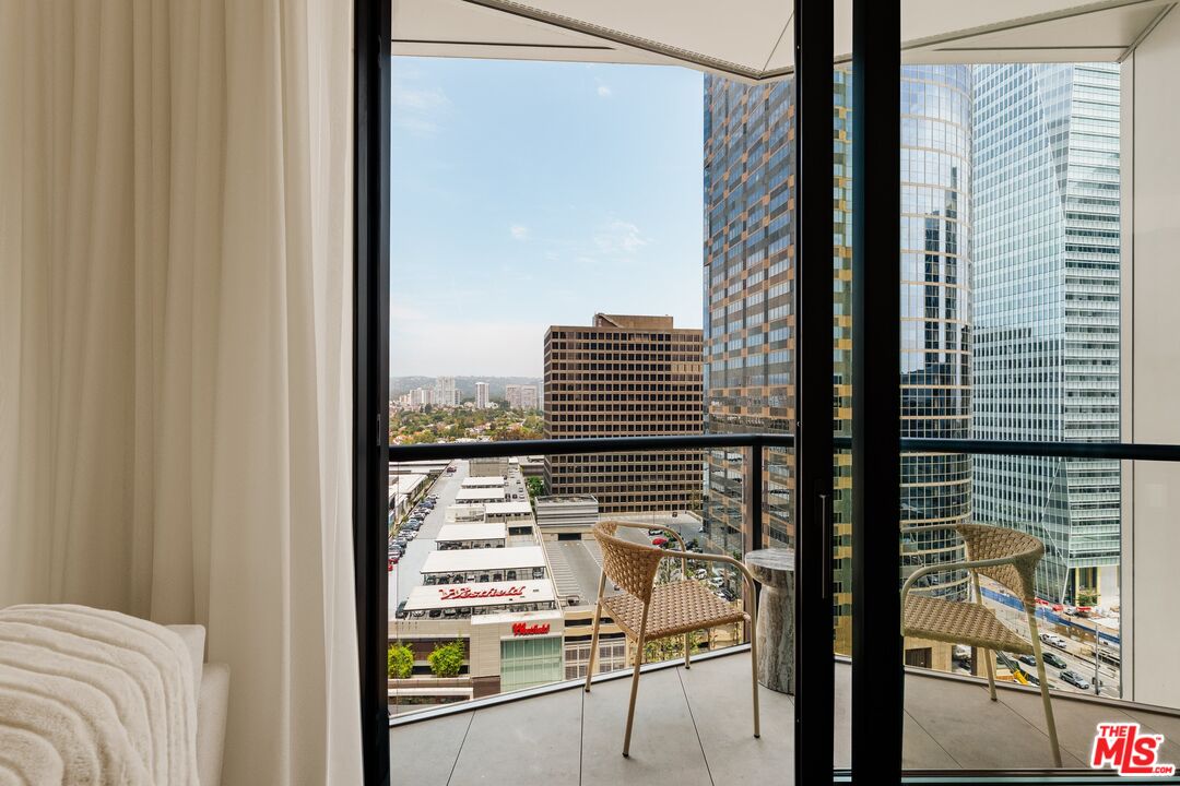 211 W Elm Ct Unit: 13E