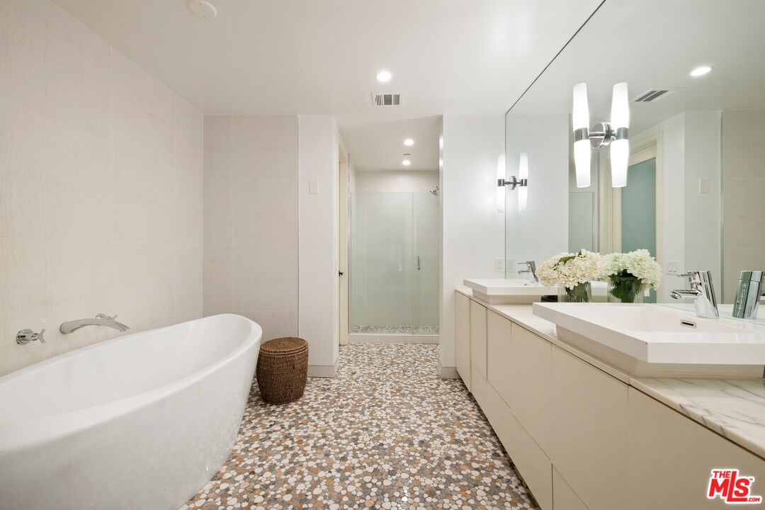 225 S Hamilton Dr Unit: 102