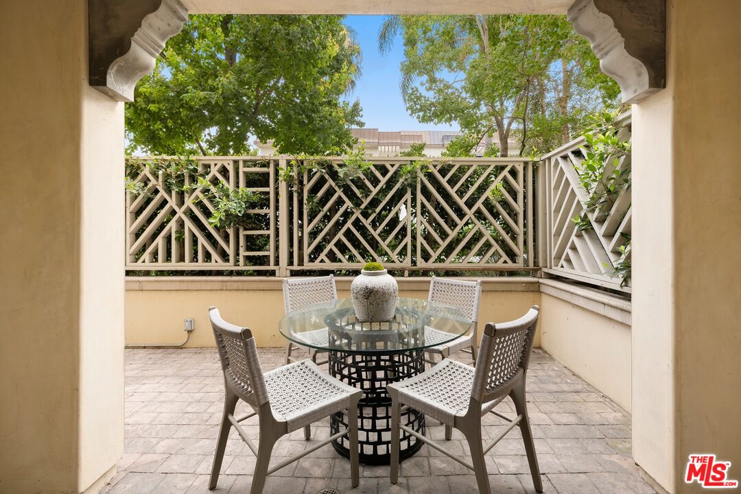 225 S Hamilton Dr Unit: 102