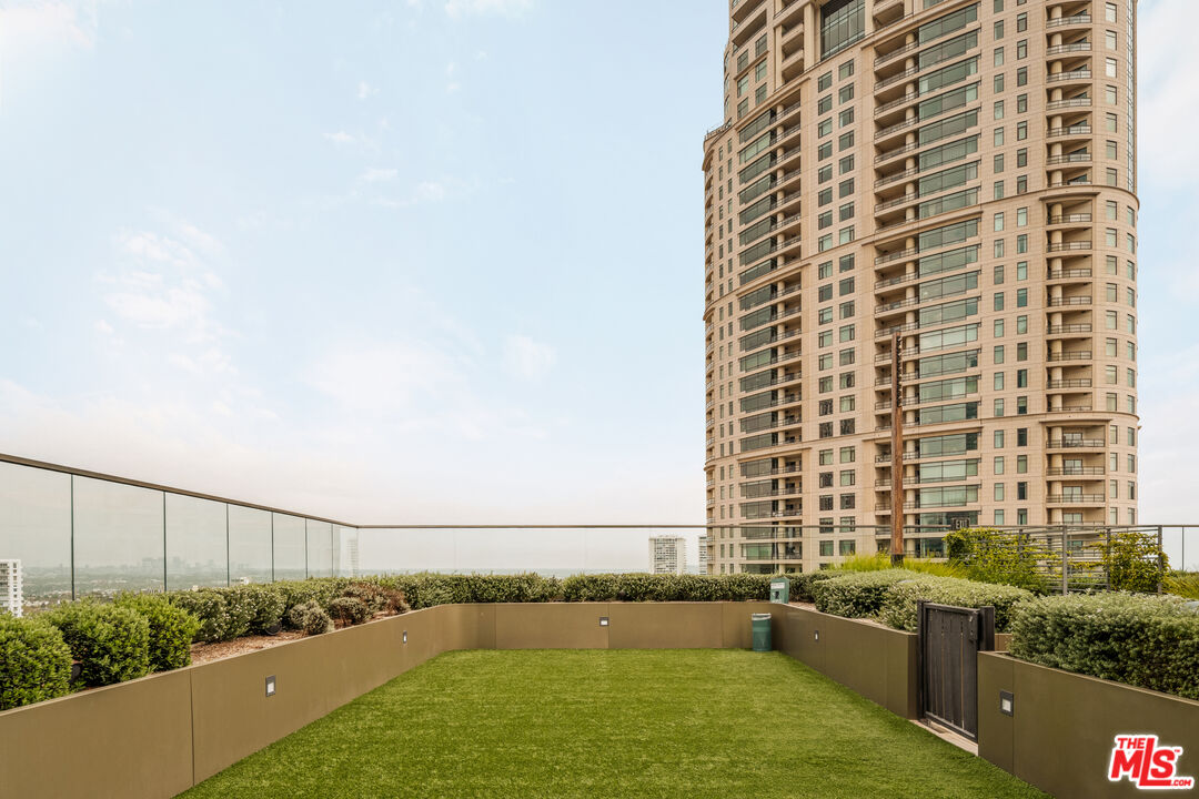 2025 Avenue Of The Stars Unit: 1220