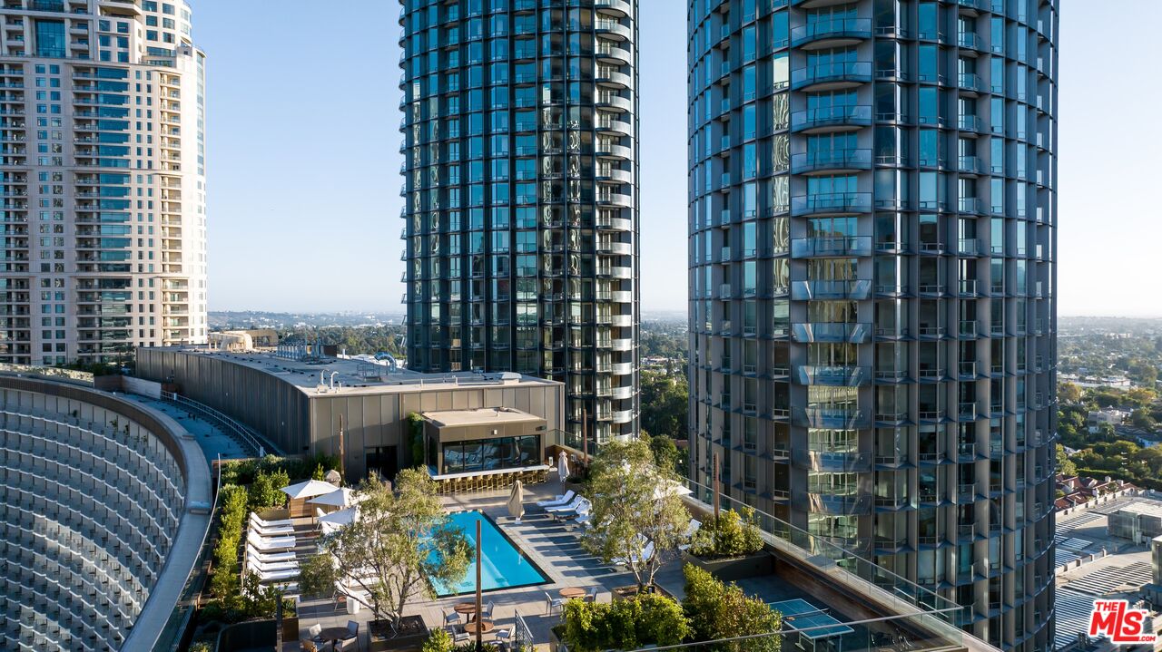 2025 Avenue Of The Stars Unit: 1220